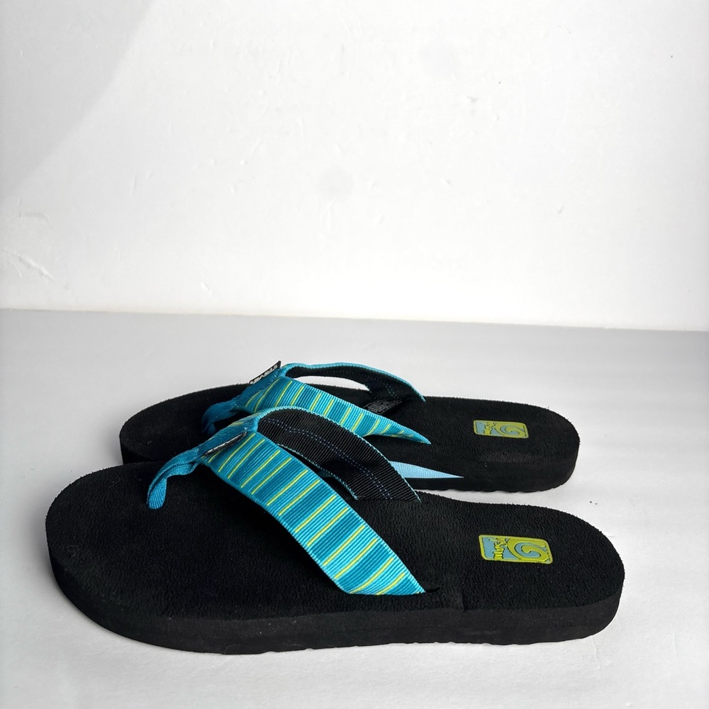 Teva Blue Striped Flip Flops. Size 8 - Picture 4 of 8